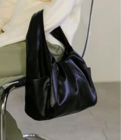 【ZOZO限定】フェイクレザーワンハンドルギャザーバッグ　セレクトモカ　ブラック