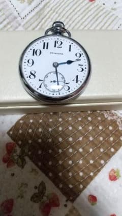 鉄道時計と人形のサムネイル
