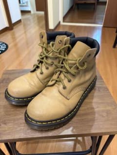 Dr. Martens 6ホール ブーツ ベージュのサムネイル