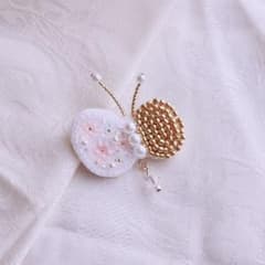 94. ビーズ刺繍ブローチ　蝶々　桜　春　パール　 ピンク　ゴールドのサムネイル