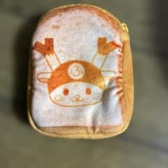 ふっかちゃん」がデザインされた食パン型のダイカットポーチのサムネイル