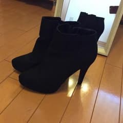 黒のショートブーツのサムネイル