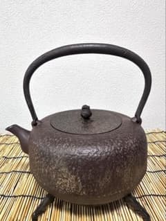 未使用品、供箱等付属品付　南部鋳物師 岩戸 賢一郎作　１８型 龍文様 南部鉄瓶 未使用品に近い 南部鋳物師 岩戸 賢一郎作 18型 南部鉄瓶 南部鉄器