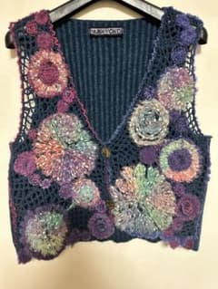 M&KYOKO 刺繍ニットベスト M&KYOKO 刺繍ニットベスト - メルカリ