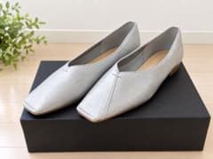 Vカットステッチフラットシューズ　シルバー　23cm BEAUTY&YOUTHのサムネイル