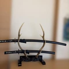 模造刀　鹿のツノ（樂山作）　 模造刀二本と鹿角の刀掛けセット 模造刀 鹿のツノ（樂山作） 模造刀二本と鹿角の刀掛けセット - メルカリ