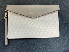 新品　未使用　マイケルコースクラッチバックのサムネイル