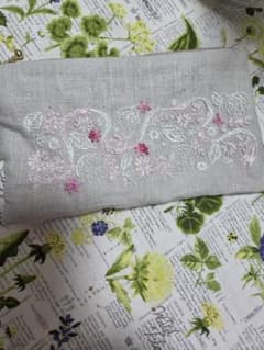 リネン花柄刺繍ポーチ　ハンドメイドのサムネイル