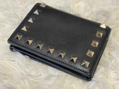 VALENTINO ブラック 二つ折り財布 スタッズのサムネイル