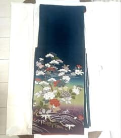 소매 기모노 깊고 푸른 색 송죽 매화 모란 화려한