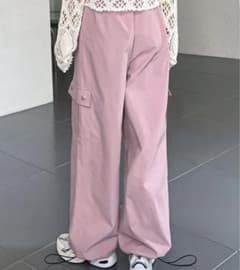 ピンク カーゴパンツ ワイドシルエットのサムネイル