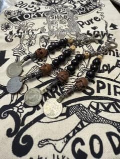 ジョニー・デップ演ジャック・スパロウ愛用ビーズアクセサリー型キーホルダー ×2 ジョニー・デップ演ジャック・スパロウ愛用ビーズアクセサリー型