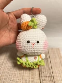 ハンドメイド あみぐるみ うさぎ にんじん キーホルダーのサムネイル