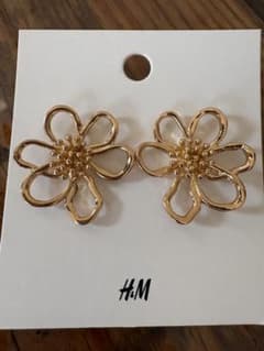H&M ゴールド花形ピアスのサムネイル
