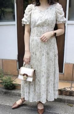 花柄Vネックプリーツ 半袖ワンピース アイボリーのサムネイル