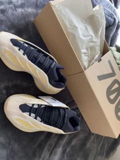 最終売り尽くし！adidas YEEZY 700 V3 SAFFLOWERのサムネイル