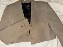 【値下げ中】ZARA ベージュ クロップドジャケットのサムネイル