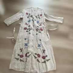 新品同様 Sybilla シルク リネン 花柄刺繍 カシュクールロングワンピース Sybilla 花柄刺繍 リネン混 ロングワンピース M - メルカリ