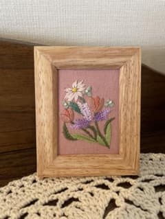 小さな花柄刺繍の木製フレームアートのサムネイル