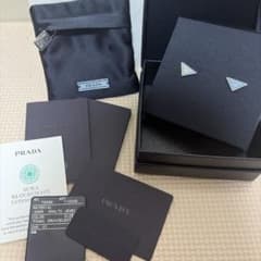 PRADA トライアングルロゴ ピアス