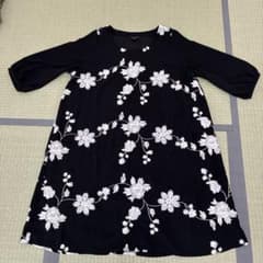 花柄刺繍 七分袖 ひざ丈ワンピース ブラックのサムネイル