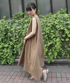 コーナーズ タック入りノースリーブ フレアーワンピースのサムネイル