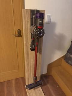 ジャンク品Dyson v8 slim fluffy 充電可　スタンド付のサムネイル