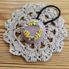 刺繍ヘアゴム　くるみボタンのサムネイル