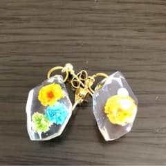 お花入りレジンピアスのサムネイル