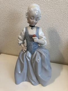 ラッキーチャーム、ロココ調「花を持つ少女」＃Nao by Lladro ラッキーチャーム、ロココ調「花を持つ少女」＃Nao by Lladro