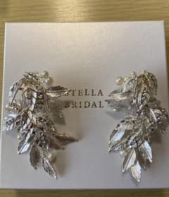 STELLA BRIDALパールとリーフチャームの小枝ピアスのサムネイル