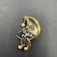 59 MIKIMOTO 月に座る道化師 楽器を持つピエロのブローチ シルバー