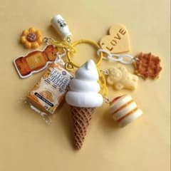 じゃらじゃらキーホルダー バニラソフトクリーム チョコ 378 - メルカリ