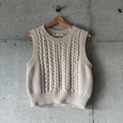 COS ケーブルニットベスト ベージュ