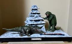 ジオラマ風 怪獣シリーズ ガメラ対バルゴン - メルカリ