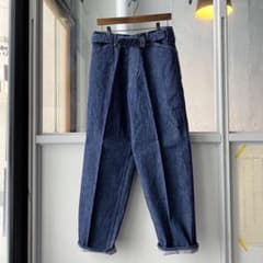 COMOLI ベルテッドデニムパンツ　2022SSのサムネイル