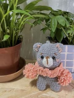 ぬいぐるみ　あみぐるみ　クマ　ストラップ　グレーのサムネイル