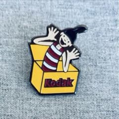 ピンバッジ 32494 コダック Kodak 女の子 ヴィンテージ ピンズ