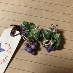 キツネとブドウのブローチ