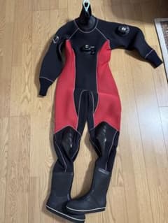 赤と黒 ドライスーツ 自動排水バルブのサムネイル