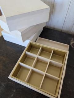 [新品　未使用品]木製 9分割 仕切り付き 重箱 蓋付きのサムネイル