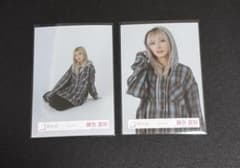 藤吉夏鈴 チェックコーデ　チュウ座りのサムネイル