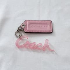 COACH キーホルダー ピンク ロゴチャーム - メルカリ