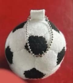 フェルト サッカーボール お守り（チェーン付き）応援グッズ　一個のサムネイル