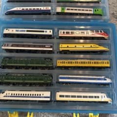 Nゲージ鉄道模型セット（多色、収納ケース付き）のサムネイル