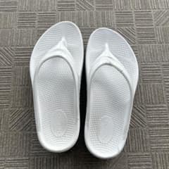 oofos 厚底 oomega ホワイト 25cm