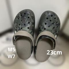 この価格15日まで！【crocs 】サンダル　迷彩柄　M5 W7 23cmのサムネイル