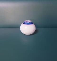 一輪挿し ガラス花瓶 丸形 白色 青色 - メルカリ
