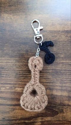 ハンドメイド ニット ギター　ウクレレ　 チャーム　キーホルダーのサムネイル