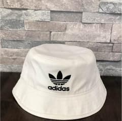 adidasバケットハットのサムネイル